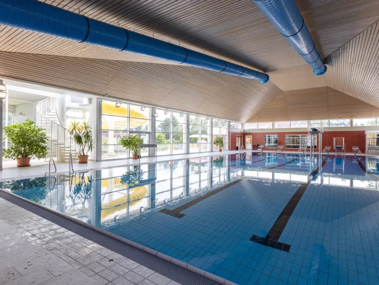 Schwimmbecken im Innenbereich des Hallenfreibades Burgdorf