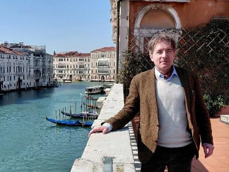 Der Lyriker, Musikhistoriker und Hochschullehrer Tihomir Popović in Venedig