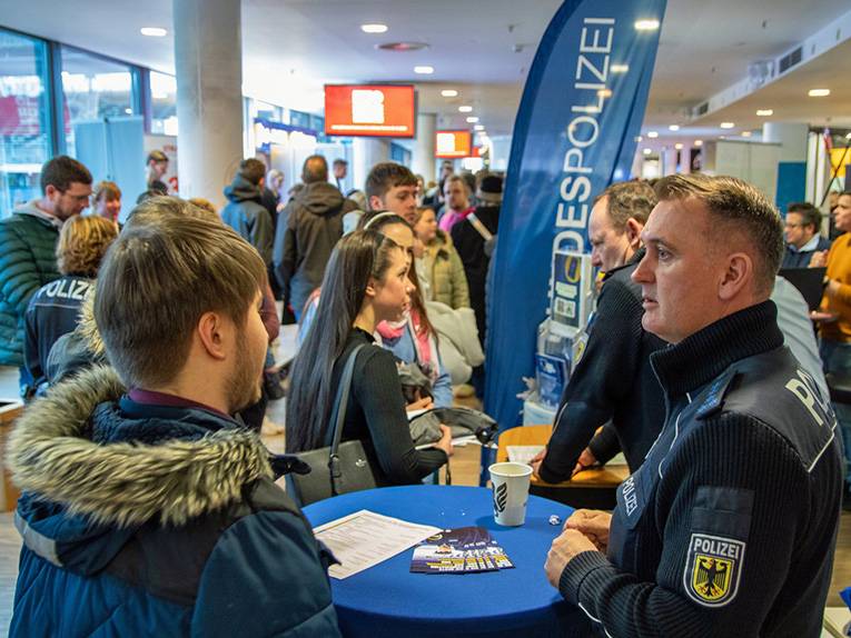 Ein Informationsstand der Bundespolizei bei der Jobmesse Hannover