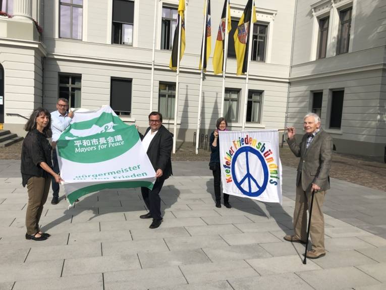 Flaggentag, Mayors for Peace, Politische Gremien, Politik