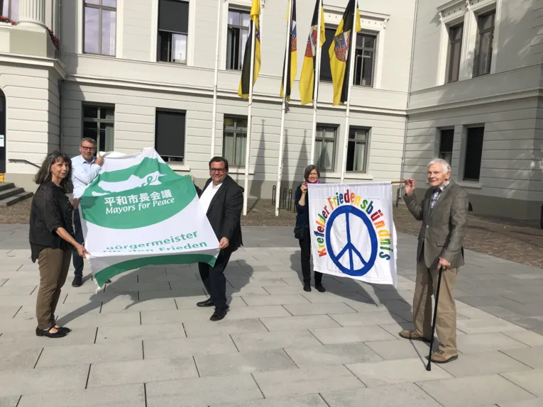 Diese Personen halten die Mayors-for-Peace-Fahne in Krefeld: v.l.n.r.
Ingrid Vogel vom Friedensb&uuml;ndnis, Botenmeister Ulrich Perwinger,
Oberb&uuml;rgermeister Frank Meyer, Elli Kreul von der Emmaus Gemeinschaft
Krefeld und Hans Sch&uuml;ren von der Pax Christi Friedensbewegung