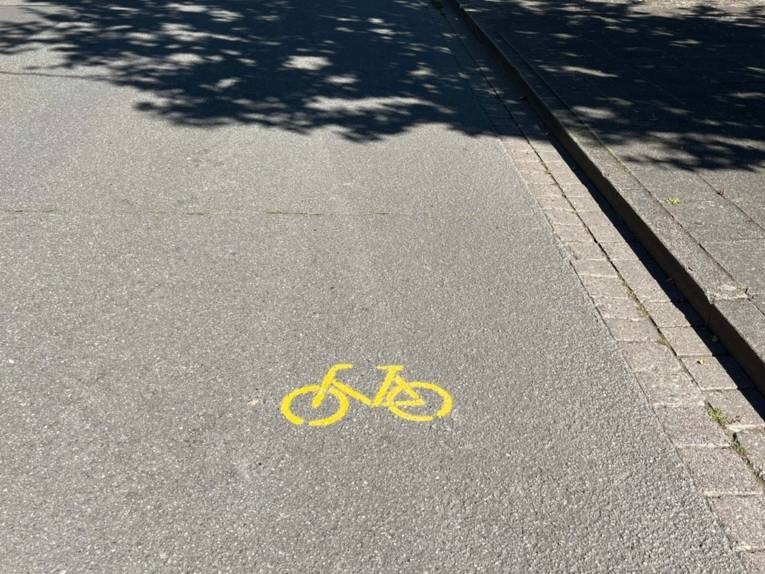 gelbes Fahrrad-Symbol auf Asphalt