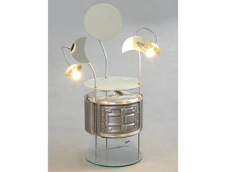 Schminktisch Luna, Waschmaschinentrommel, Gewindestangen, Beleuchtung, Glasplatte, Entwurf und Ausführung: STILETTO, Pseudonym für Frank Schreiner (* 1959), 1983/89
Museum August Kestner
Foto ©: Museum August Kestner