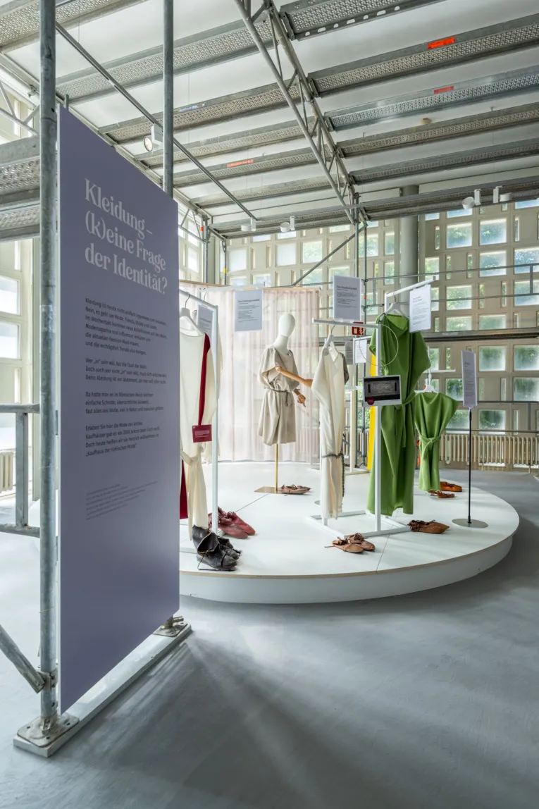 DRESSED - Kleiderinsel 2