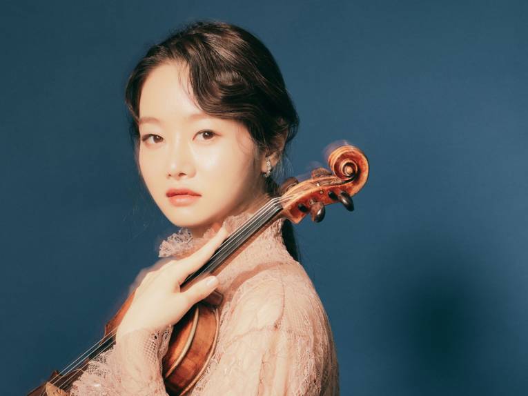 Eine Frau mit Violine