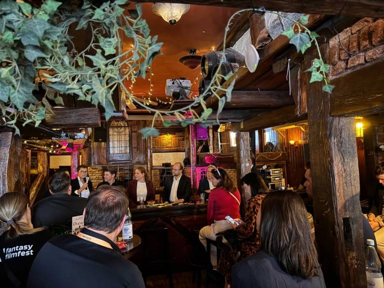 Menschen in einem Lokal