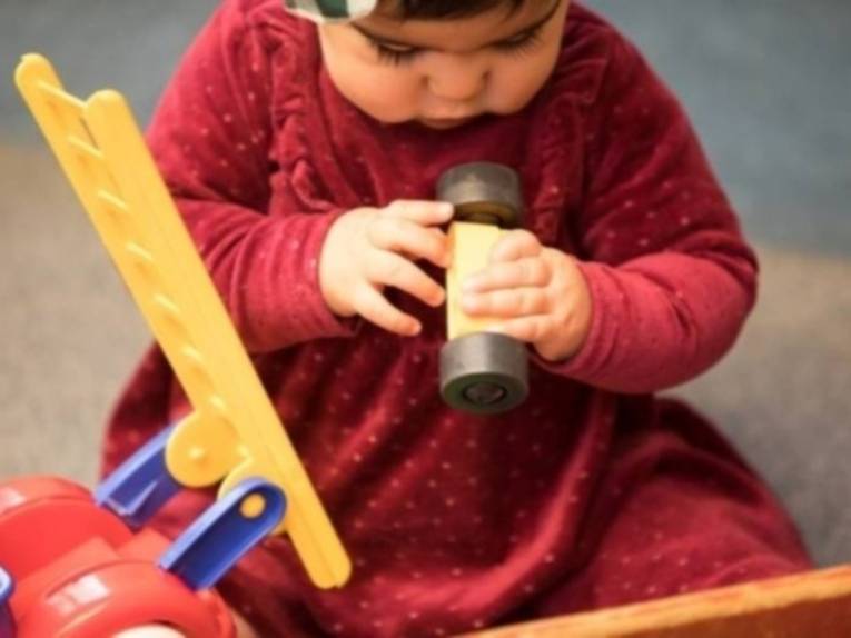 Ein Kind spielt mit Spielzeug