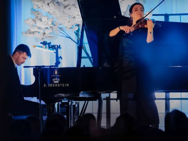 Zwei Menschen von Anime Dreamlight Concerts, die auf Musikinstrumenten spielen