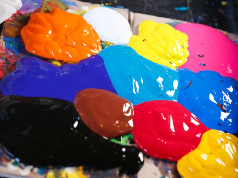 Verschiedene Farben sind noch getrennt voneinander auf eine Malpalette