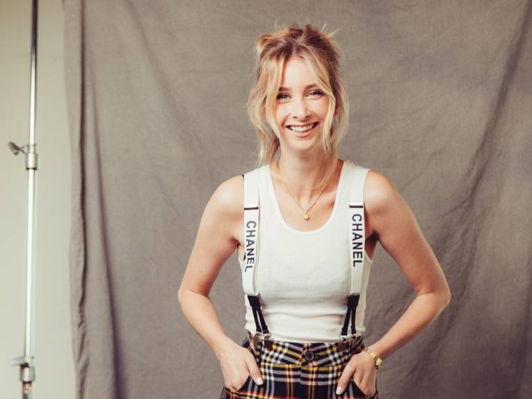 Zu sehen ist die Comedienne Alina Bock in einen Fotistudio.