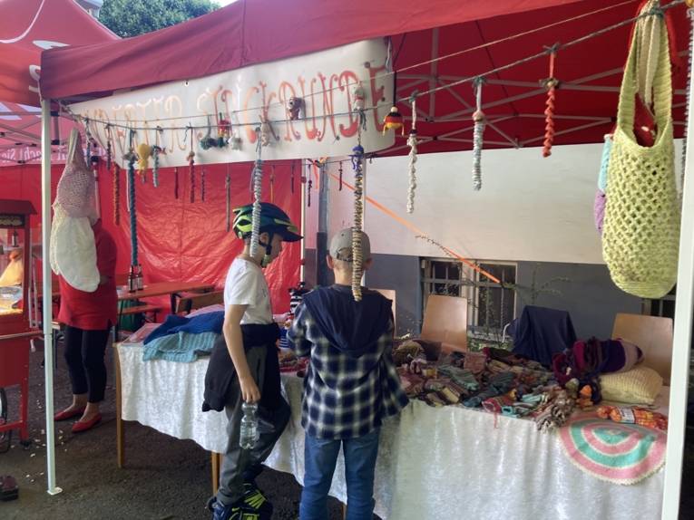 Zwei Kinder schauen sich das Gestrickte am Stand der Strickgruppe Andertens an.