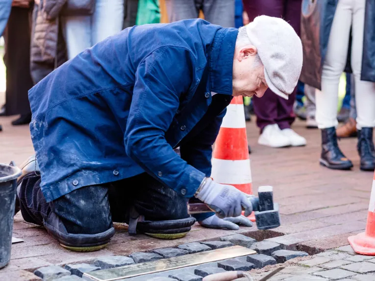 Verlegung der Stolperschwelle für die Opfer des Nationalsozialismus vor dem Anni-Gondro-Pflegezentrum, November 2025