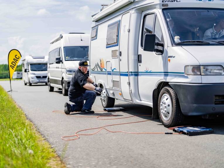 Ein Mann prüft einen Camper