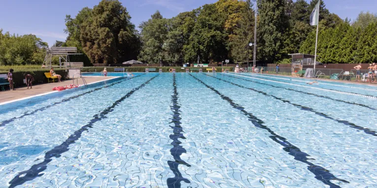 Schwimmbecken