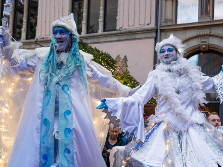 Zwei Walking Acts auf dem Weihnachtsmarkt Hannover.