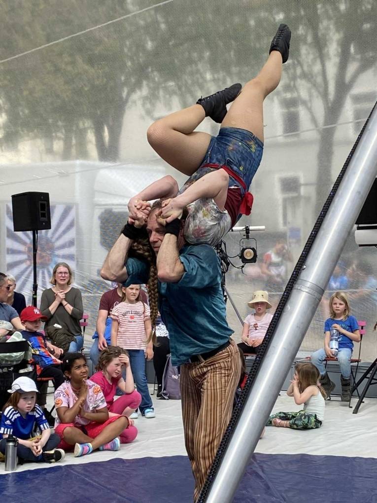 Ein Mann schleudert seine Partnerin über seine Schulter.
