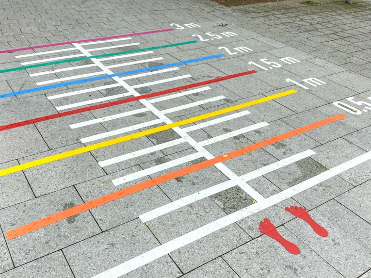 Eine auf Asphalt gemalte Sprungstrecke.