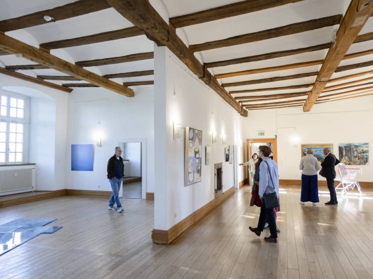 Eindruck aus der Ausstellung im Schloss Landestrost zum Atelierspaziergang 2025
