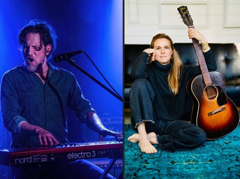 Ein Mann mit Mikro an einem Keyboard und eine Frau mit Gitarre.