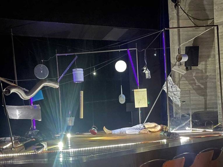 Künstlerische Installation mit liegendem Mensch