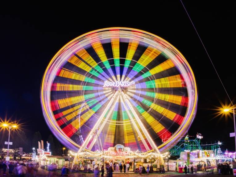 Riesenrad vorm Abendhimmel.