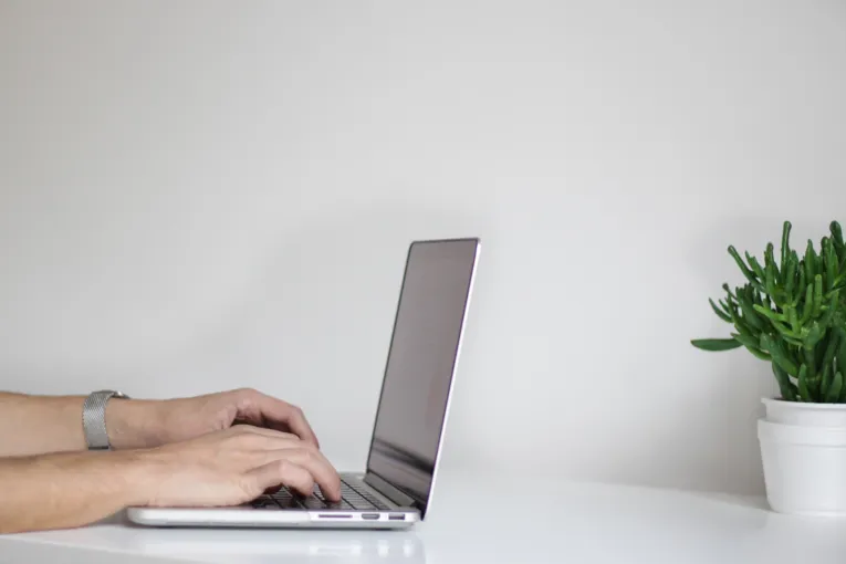 Zwei Hände an einem Laptop