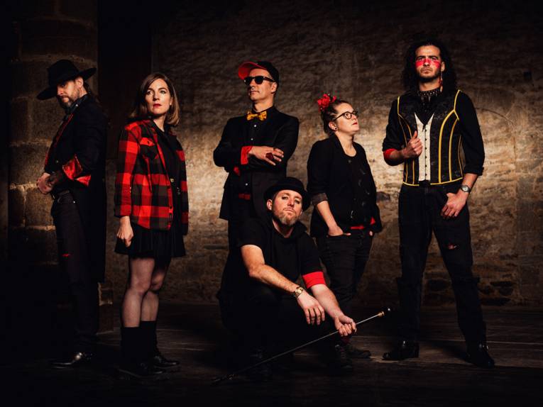 Die zwei Musikerinnen und vier Musiker der Band.