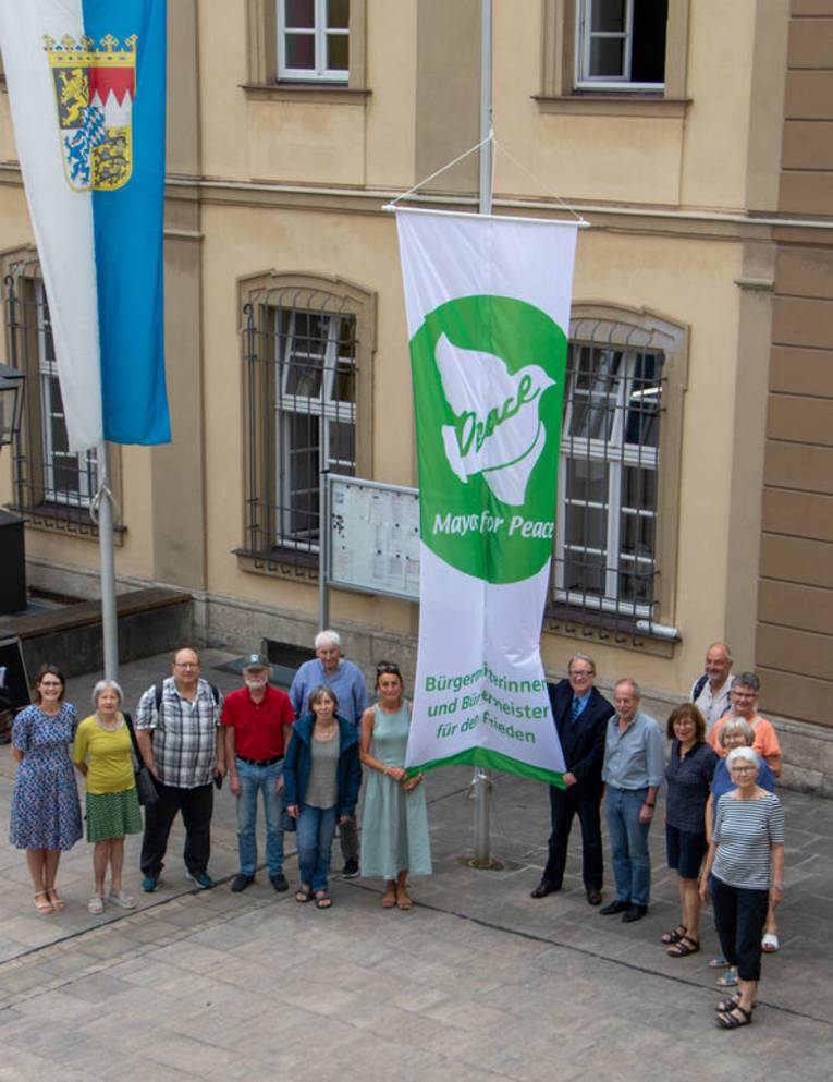 Bürgermeister Joachim Spatz und Stadträtin Barbara Meyer wurden beim Fahnenhissen durch die Ortsgruppe von Ökopax unterstützt.