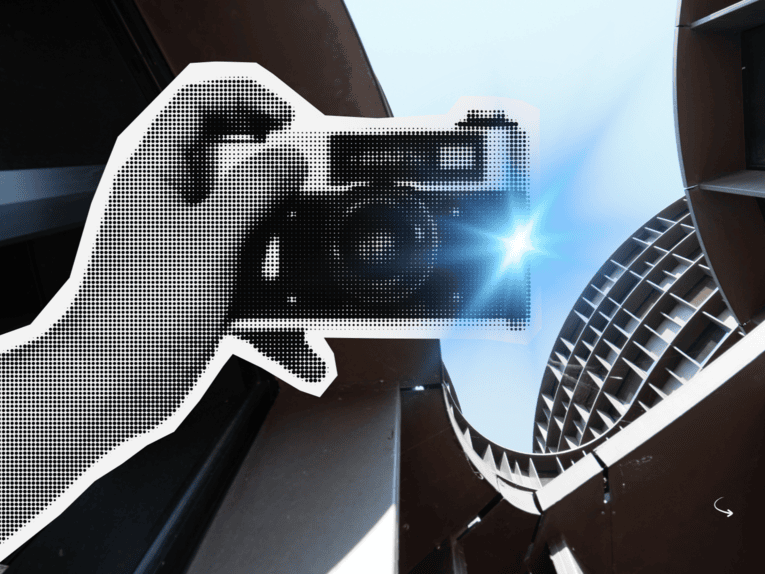 Zu sehen ist eine Collage: Eine Hand hält einen Fotoapparat, im Hintergrund ist ein Gebäude aus der Froschperspektive zu erkennen.