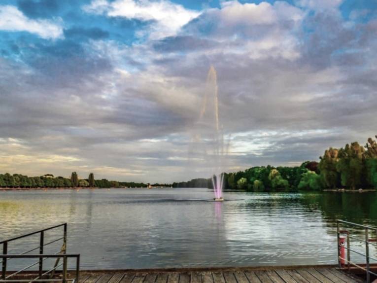 Blick vom Nordufer auf den Maschsee mit der Fontäne im Vordergrund.