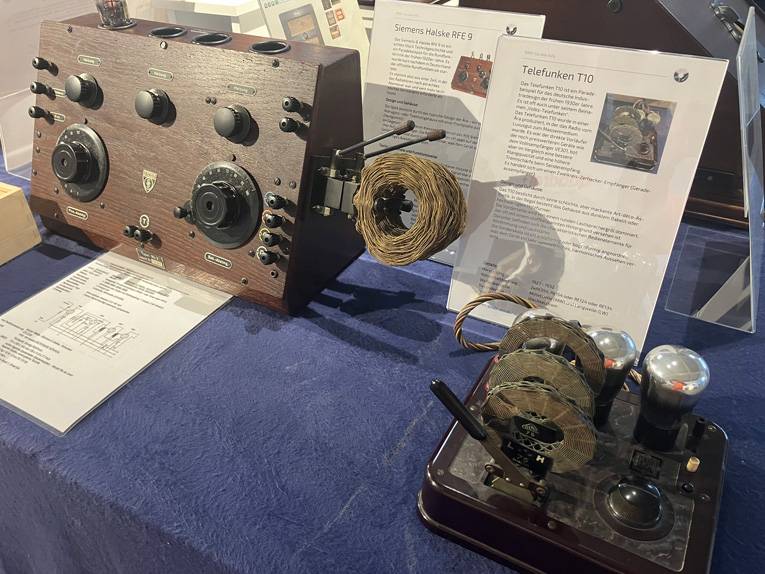 Zwei alte Radios aus den 1920er Jahren