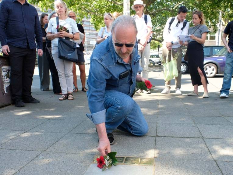 Blumen für Stolpersteine Familie Flieder