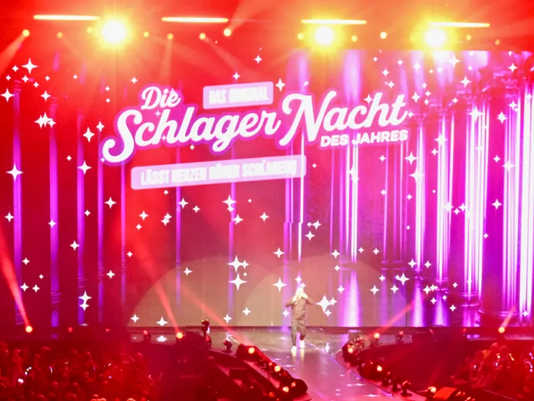Blick auf die rot beleuchtete Bühne bei einem Schlagernacht-Auftritt