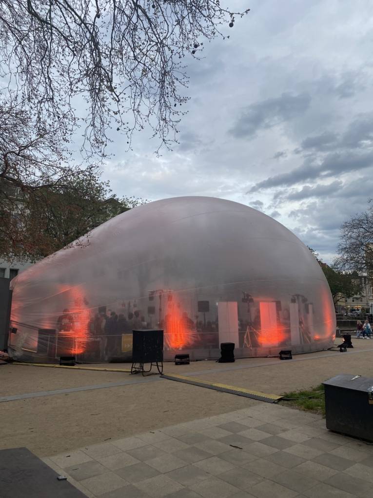 Die "Bubble" wird abends bunt angeleuchtet.