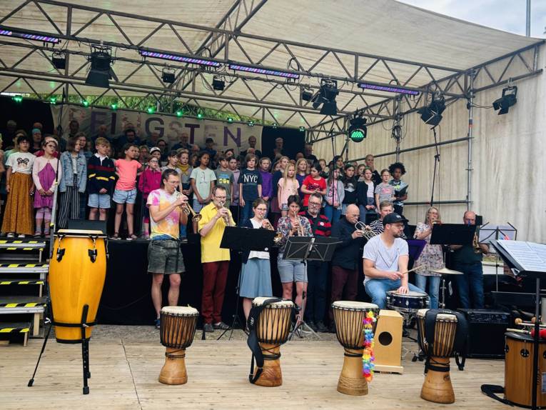 Bühne unterm Schauer