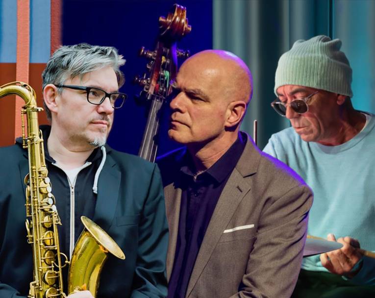 Drei Männer, einer mit Saxophon