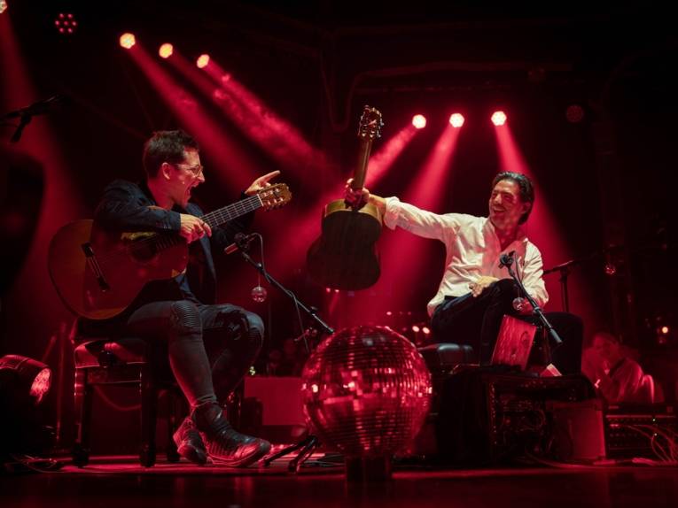 Zu sehen ist das Gitarren-Duo Café del Mundo auf der Bühne.