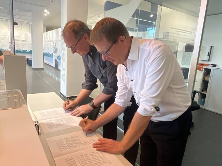 Dr. Jens Binner und Dirk Schulze  beim Unterschreiben des Kooperationsvertrages