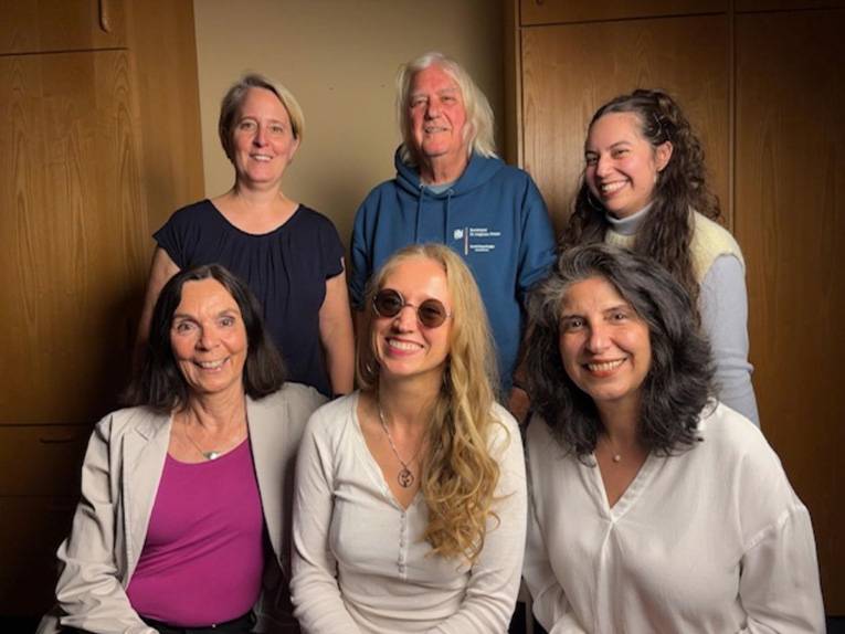 Fünf Frauen und ein Mann der hannoverschen Autor:innengruppe „Lies uns!“