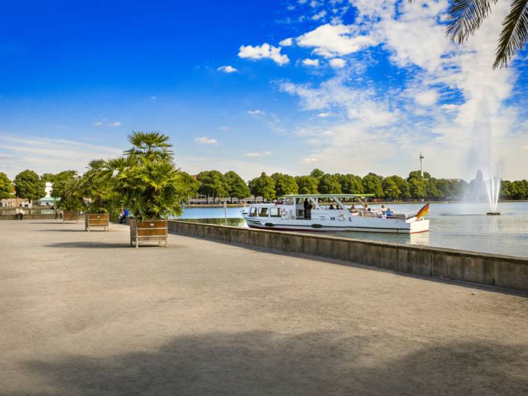 Nordufer des Maschsees im Sommer mit Schiff der Maschseeflotte.