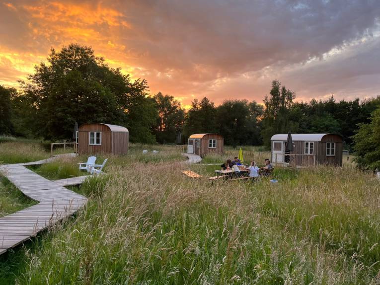 Blick auf mehrere Bauwagen