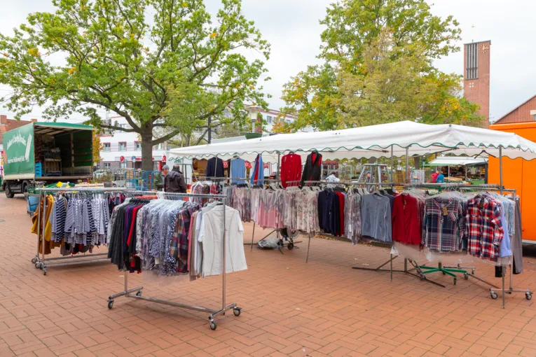 Kleidungsst&uuml;cke an einem Wochenmarkt-Stand.