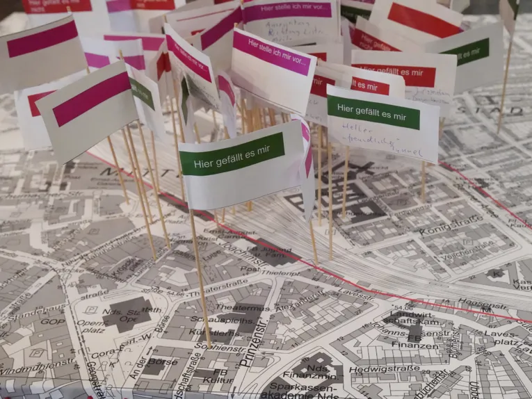 F&auml;hnchen auf einem Stadtplan
