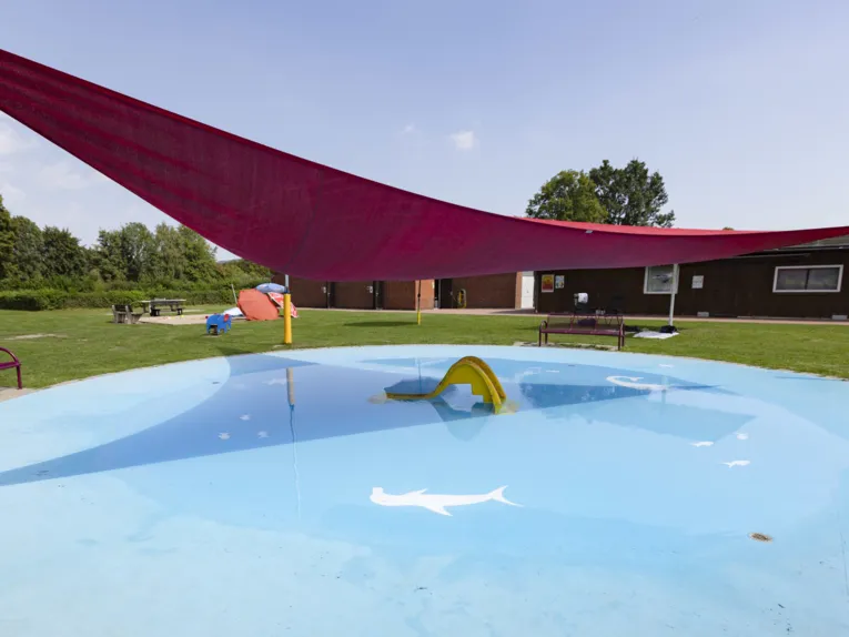 Kleinkindbecken mit Minirutsche und Sonnensegel
