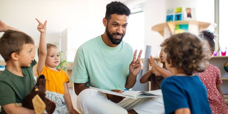 Schüler und Lehrerin im Klassenzimmer