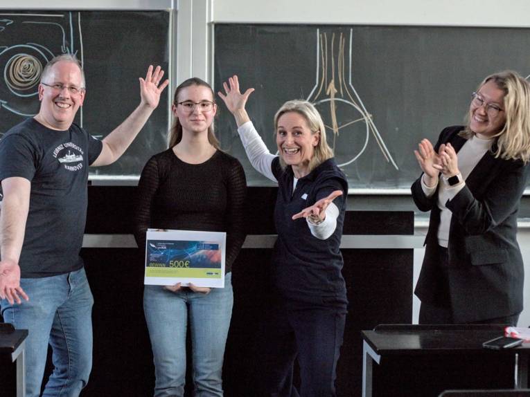 Ein Mann und drei Frauen