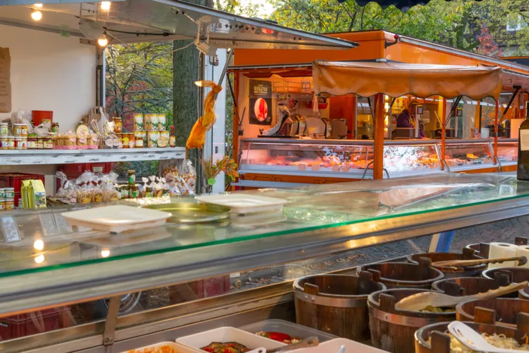 Marktst&auml;nde auf dem Wochenmarkt Zoo.