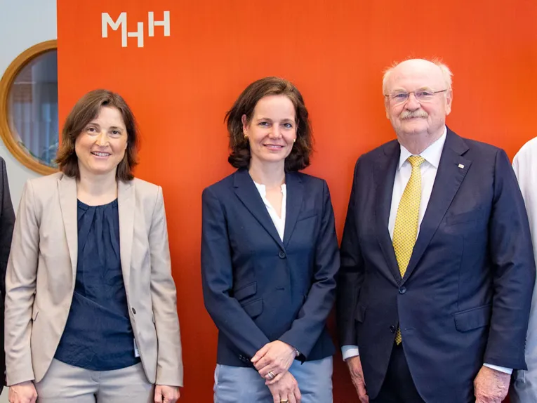 Zwei Frauen und ein Mann