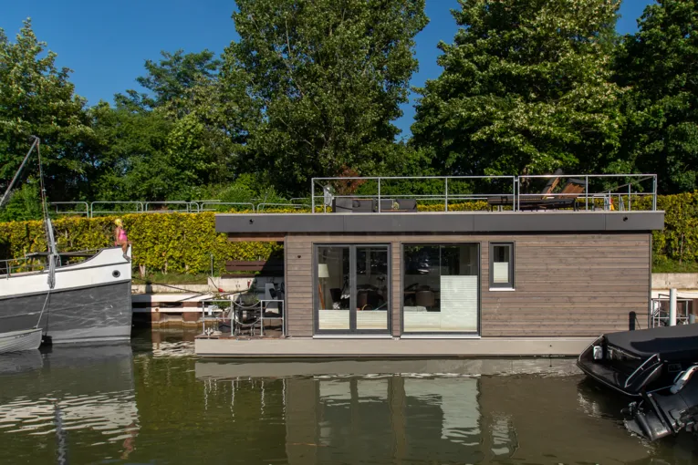 Ansicht des Hausbootes von der Seite auf einem Fluss