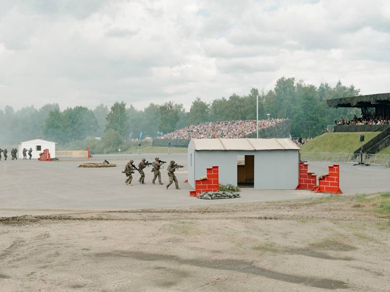 Soldaten präsentieren einem Publikum Militärübungen